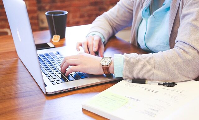 Czy można pominąć pracę w CV?